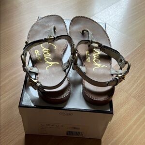 Coach Women's Raiven Hardware Turnlock White Strap Toe Thong Flats - Size 7